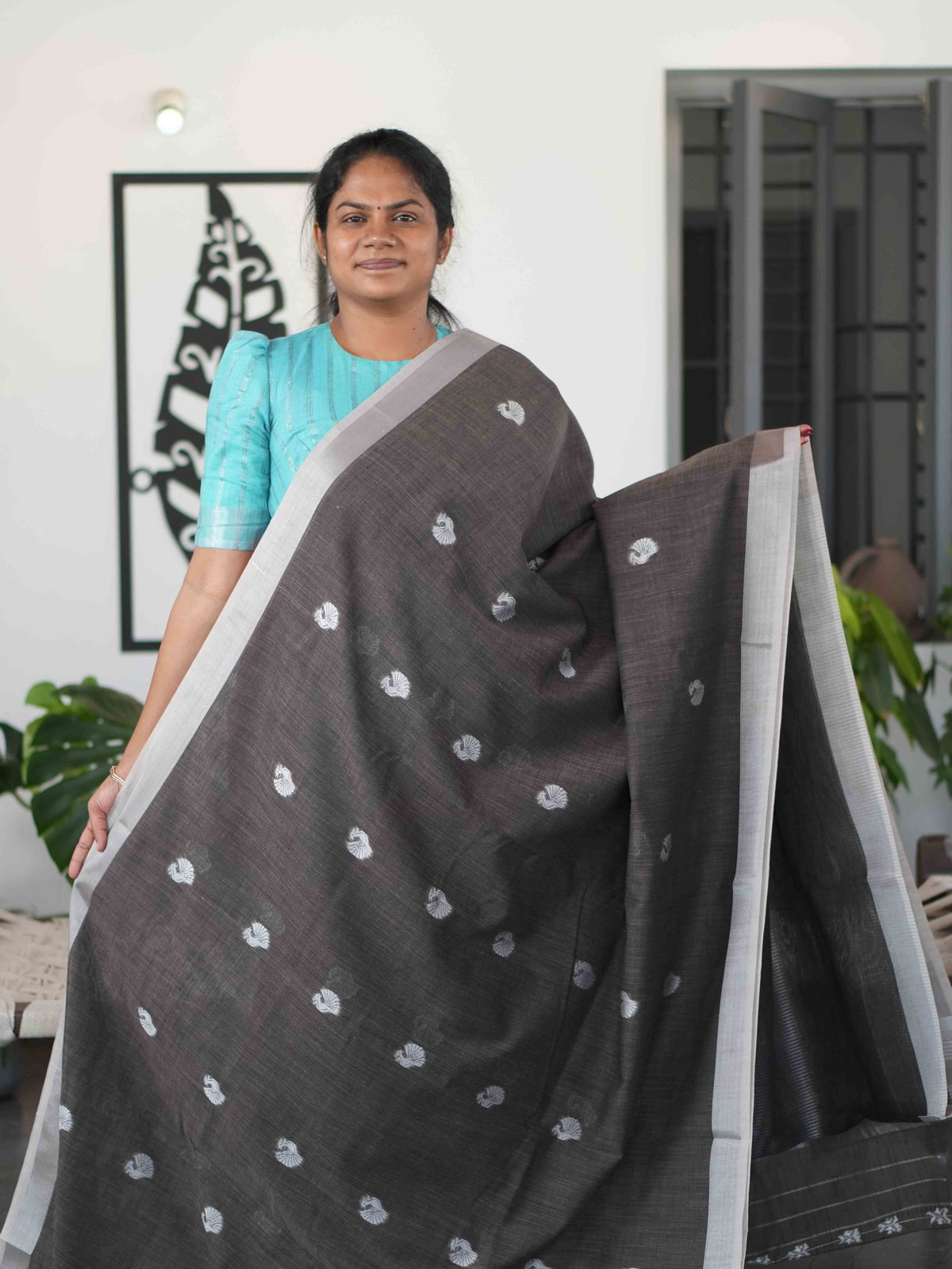 Linen Sarees Refined Grace / SKU304 – 4